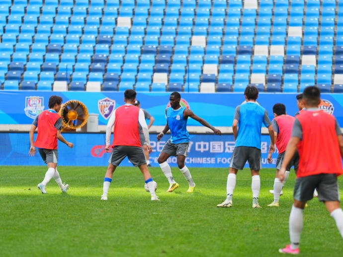 斯卢茨基：大连主场氛围严峻，申花三将缺阵