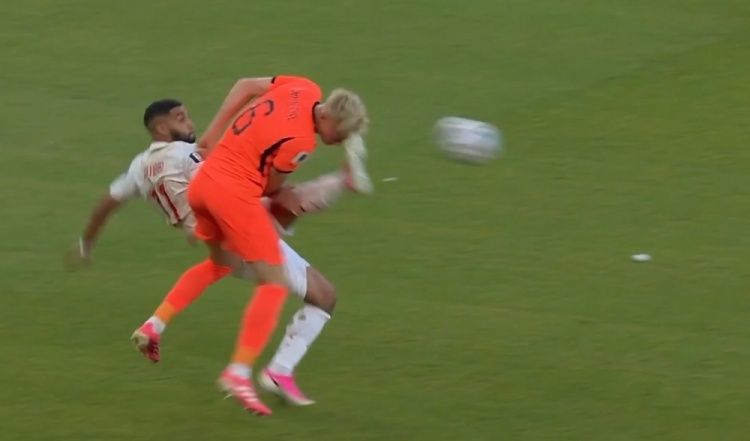 范赫克血溅赛场 费布吕亨两度神扑 荷兰半场0-0摩洛哥