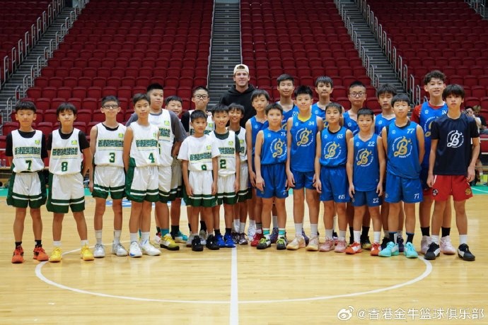 湖人后卫里夫斯再访香港 修顿体育馆现场指导金牛青训 湖人后卫里夫斯再访香港 修顿体育馆现场指导金牛青训