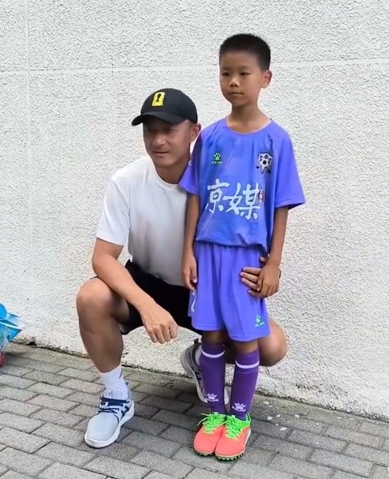 傅明现身百队杯普及组 蹲下与小球员交流执法经验 傅明现身百队杯普及组 蹲下与小球员交流执法经验