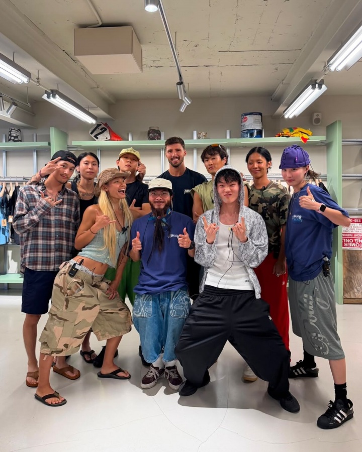 鲁本·迪亚斯晒亚洲行合照 队友中指手势入镜