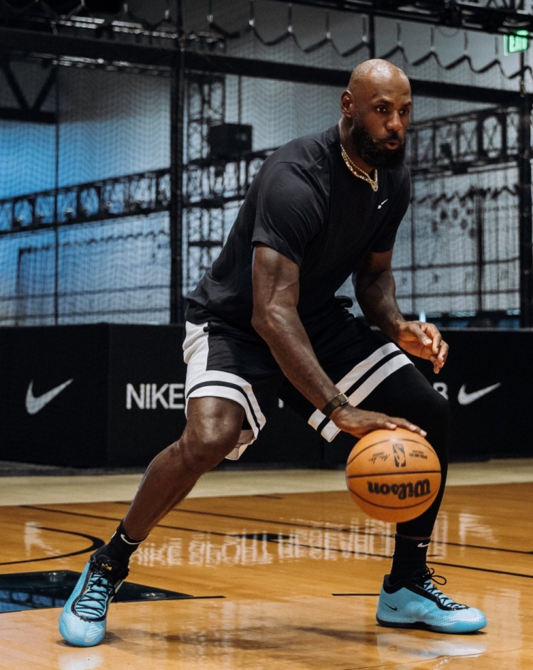 詹姆斯晒LeBron 24训练照 确认第24代正代战靴已在路上 詹姆斯晒LeBron 24训练照 确认第24代正代战靴已在路上