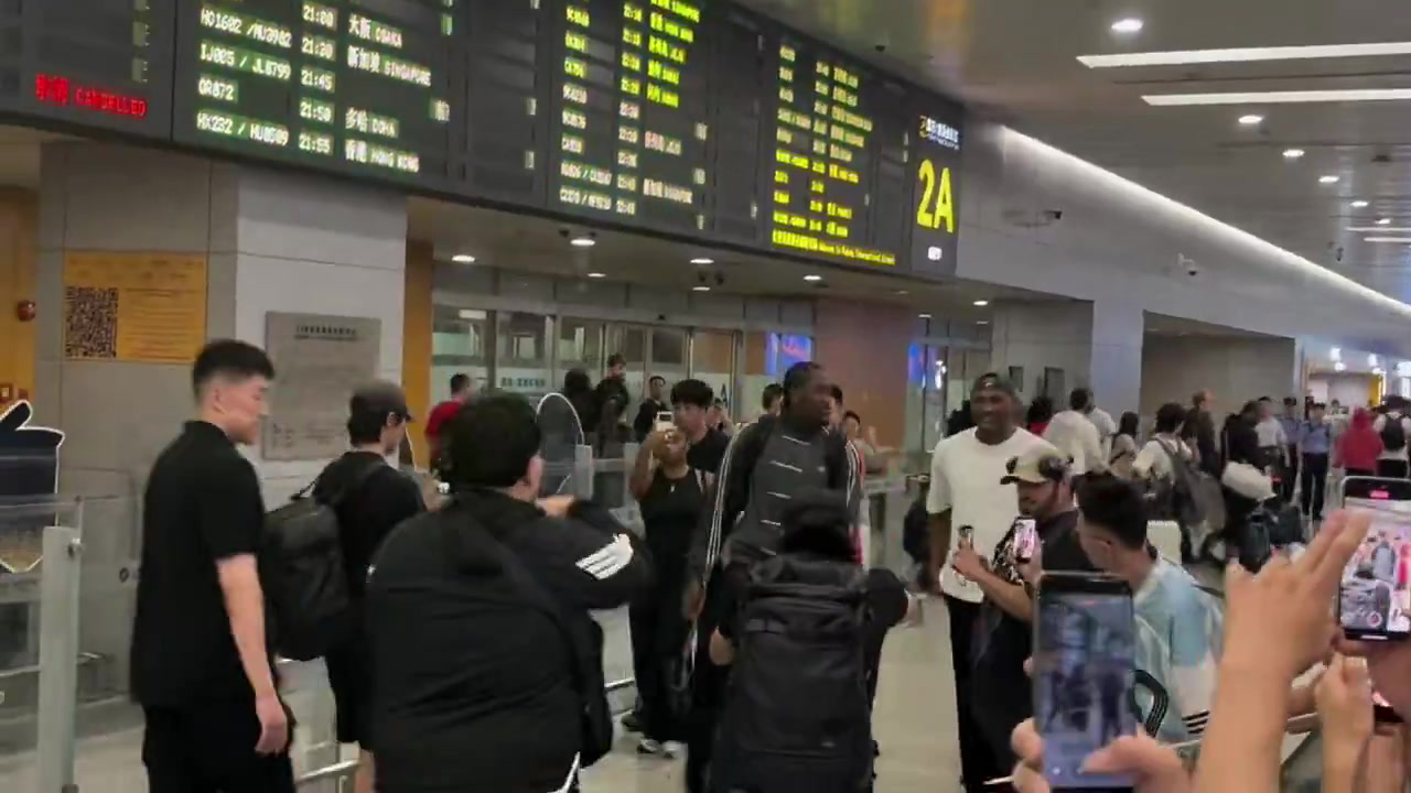 杰伦威抵沪开启中国行 球迷围堵触发疯狂签名模式 杰伦威抵沪开启中国行 球迷围堵触发疯狂签名模式